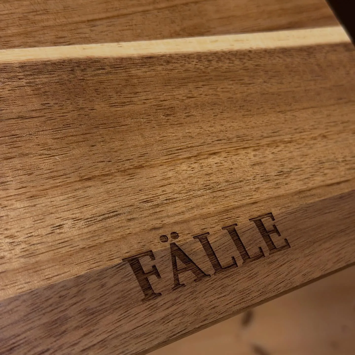 Kundexempel✨🪵🏡
Den här skärbrädan graverades som en gå bort-present i helgen.

Vill du också gravera en personlig present? Hör av dig! 

#gravyr #handlaiövik #presenttips #personligpresent