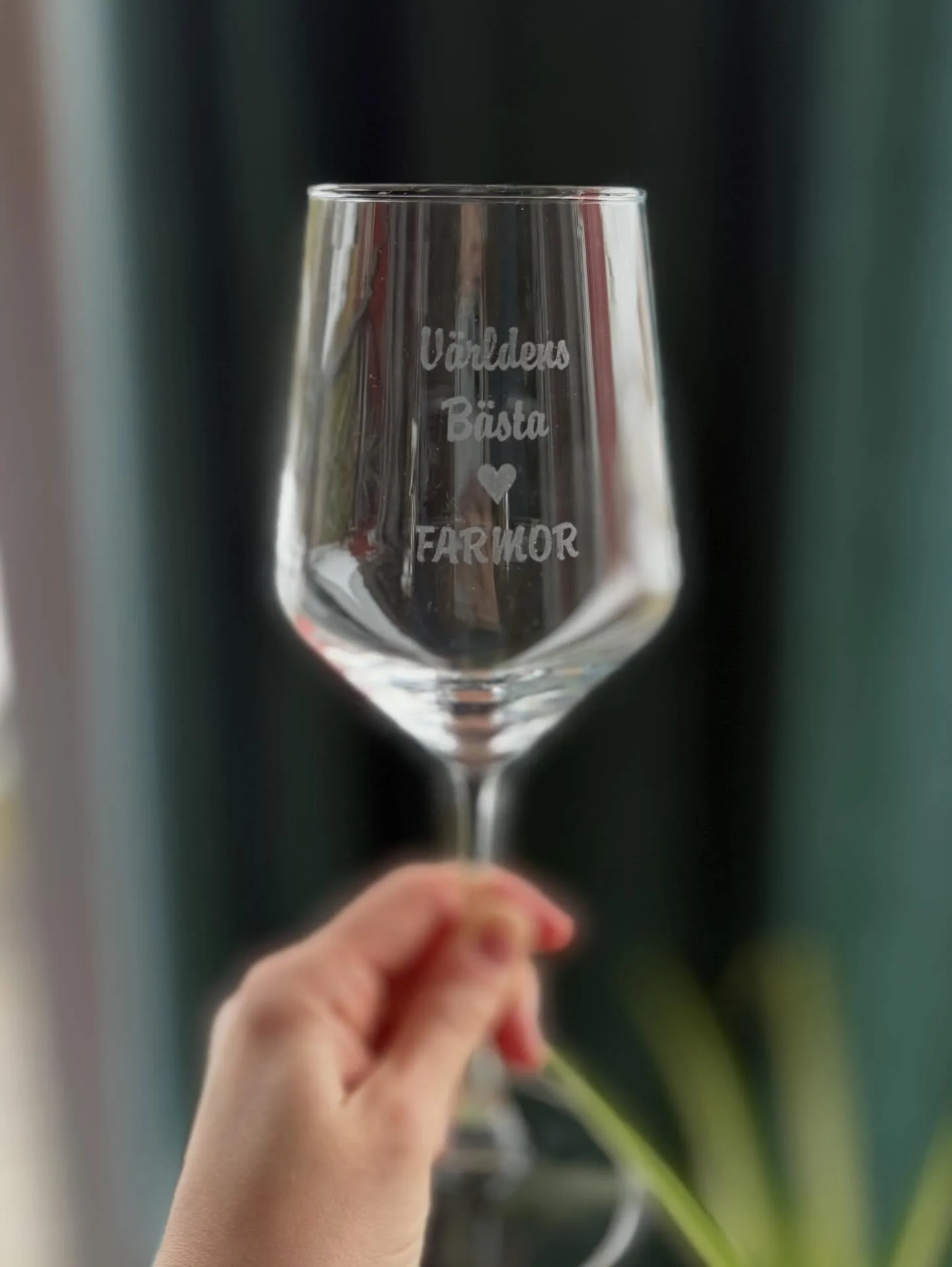 En liten detalj som kan betyda mycket!🍷
Letar du efter en present som säger mer än tusen ord?

Hör av dig så skapar vi något unikt, helt efter dina önskemål! 📩

#graveratglas #glasgravyr #presenttips #övikföretag #personliggåva