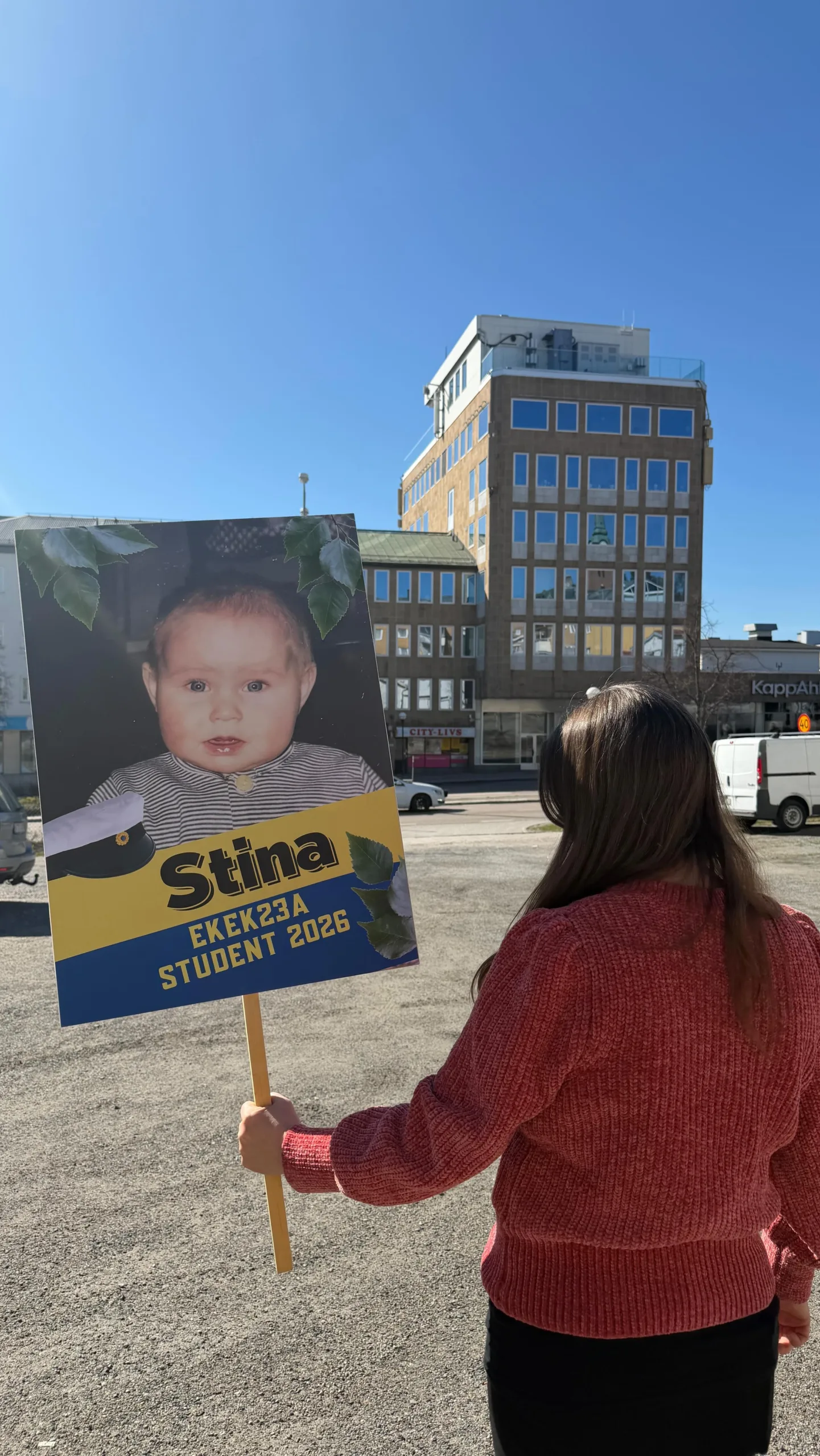 Nu går studentplakaten varma i produktionen 🎓🛠️
Häng med bakom kulisserna och se hur plakaten blir till 😍

#bakomkulisserna #studentplakat #student2026 #studenten #handlaiövik
