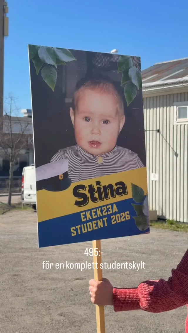 Nu är det hög tid att beställa studentplakat 🎓
Bara drygt 20 dagar kvar till studenten, säkra din skylt i tid innan det blir fullt med beställningar ✨

#student2026 #studentskylt #studentskyltar #studenten #studentövik