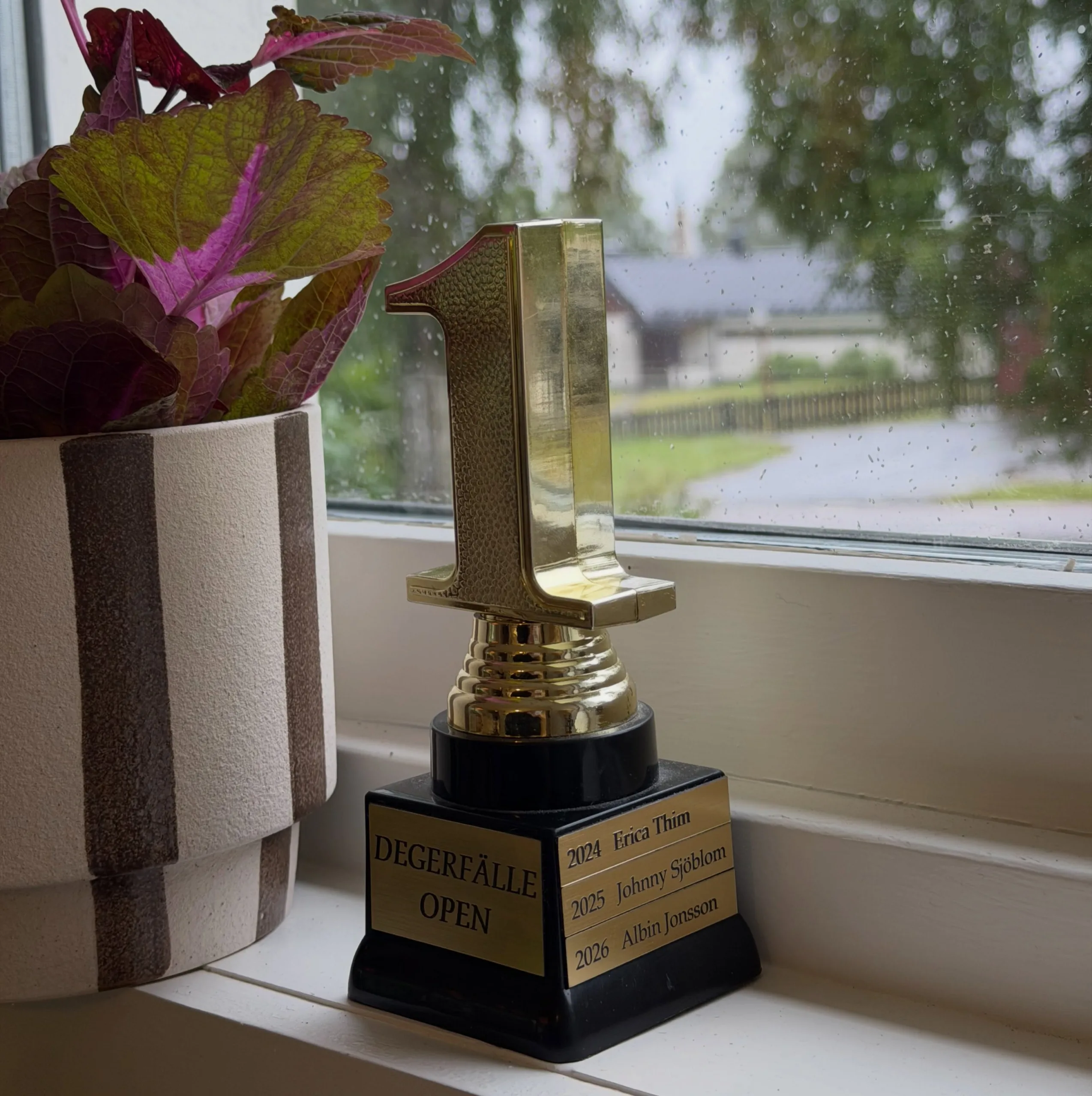 ⚡️Ert tecken på att starta en stående femkamp med familjen!

Samla familjen, tävla om äran och låt vinnaren ta hem en riktigt fin pokal 🏆
Och givetvis; pokal och gravyr fixar ni hos oss✨

En vandringspokal gör ju faktiskt varje familjefejd lite roligare… 😉